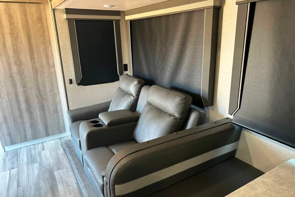 31' Winnebago Voyage Travel Trailer