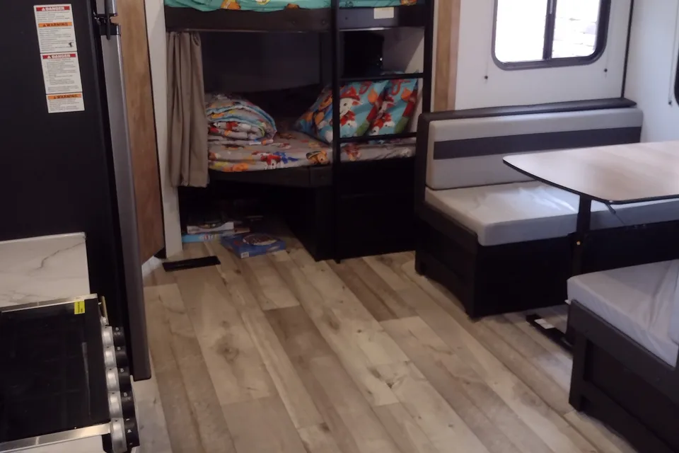 Springdale w/ Bunks: No Prep fee: Fully Equipped: Delivery Available ($85)