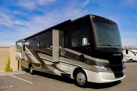Tiffin Open Road Allegro-private king bedroom, 4 slide-outs, super spacious!