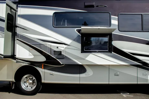 Tiffin Open Road Allegro-private king bedroom, 4 slide-outs, super spacious!