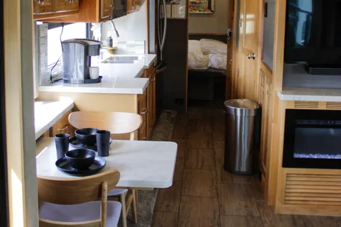 Tiffin Open Road Allegro-private king bedroom, 4 slide-outs, super spacious!