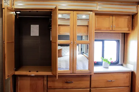 Tiffin Open Road Allegro-private king bedroom, 4 slide-outs, super spacious!