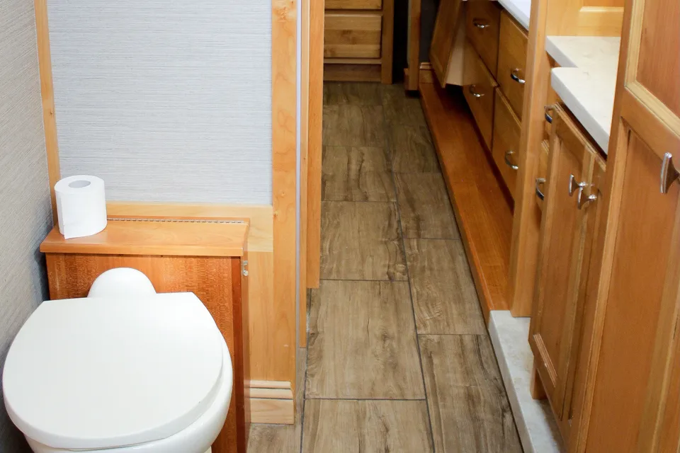 Tiffin Open Road Allegro-private king bedroom, 4 slide-outs, super spacious!