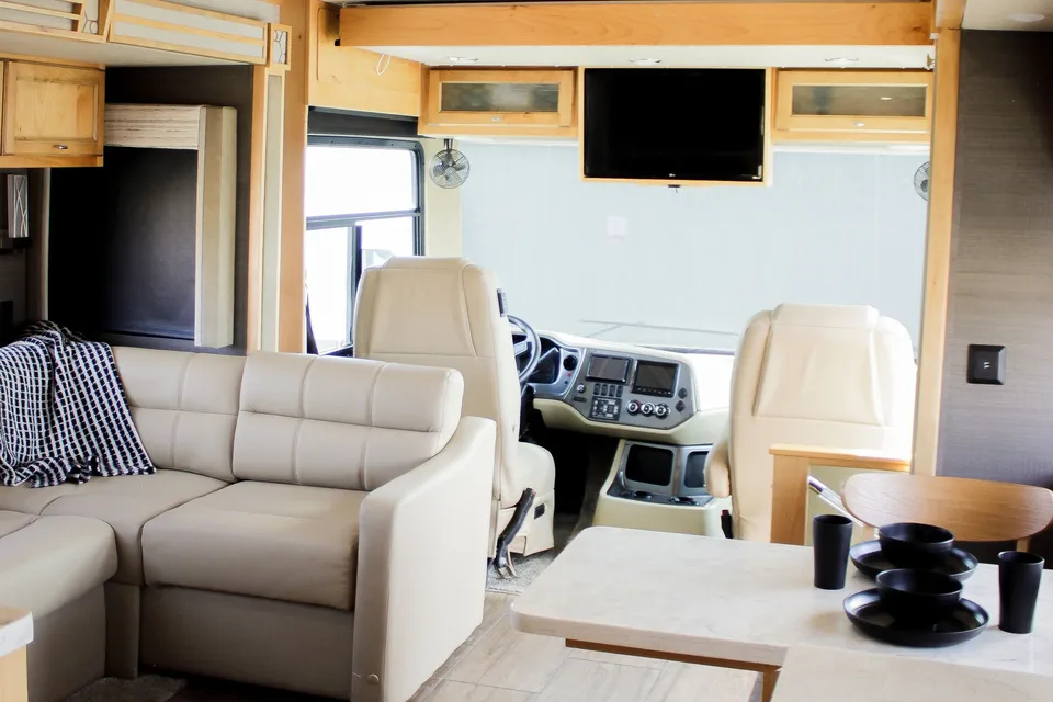 Tiffin Open Road Allegro-private king bedroom, 4 slide-outs, super spacious!