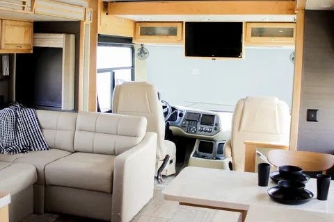 Tiffin Open Road Allegro-private king bedroom, 4 slide-outs, super spacious!