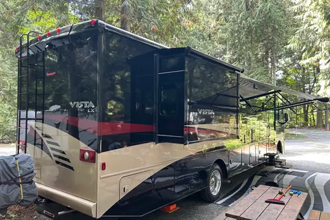 Swans Winnebago VISTA 35F LX Class A