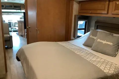 Swans Winnebago VISTA 35F LX Class A