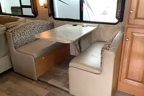 Swans Winnebago VISTA 35F LX Class A