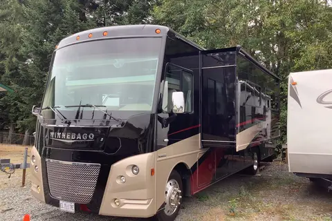 Swans Winnebago VISTA 35F LX Class A