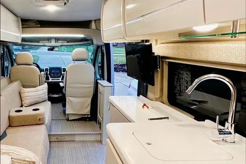 John's Thor Motor Coach Tellaro 20KT Class B