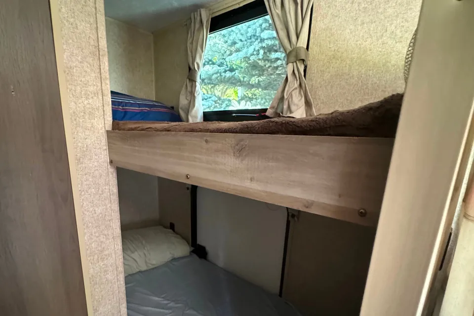 Travel-Lite Adventures. Coachmen Catalina Summit
