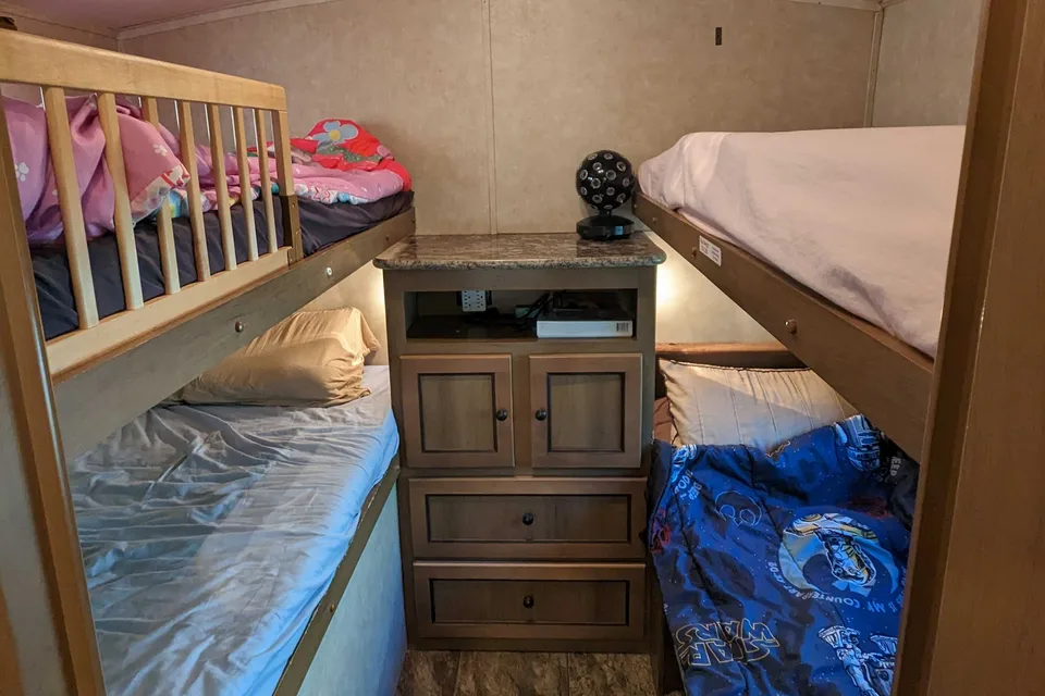 Bailey's Shadow Cruiser 28ft Quad Bunkhouse