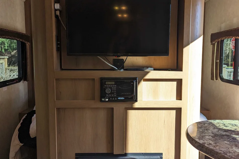 Bailey's Shadow Cruiser 28ft Quad Bunkhouse