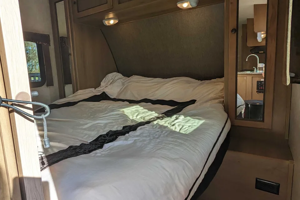 Bailey's Shadow Cruiser 28ft Quad Bunkhouse