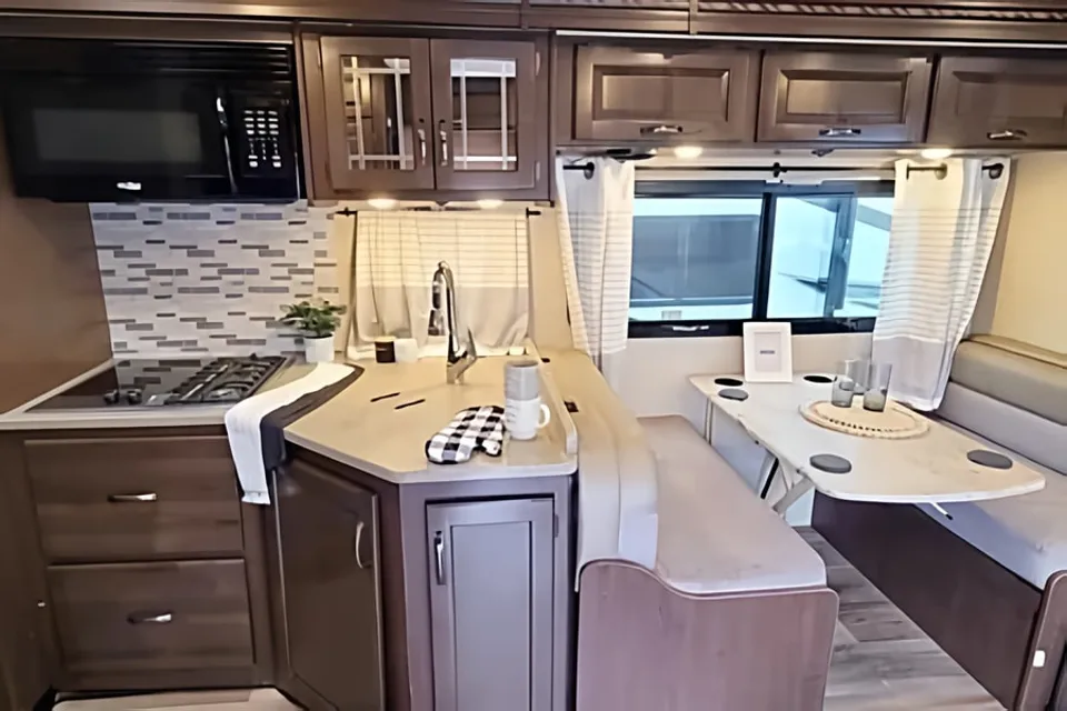 [33] Stress Free RVs - 2018 XL - Class C - Four Winds - Sleeps 10