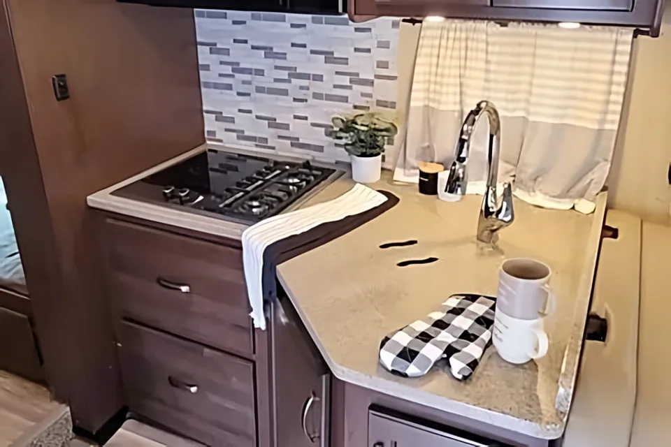 [33] Stress Free RVs - 2018 XL - Class C - Four Winds - Sleeps 10