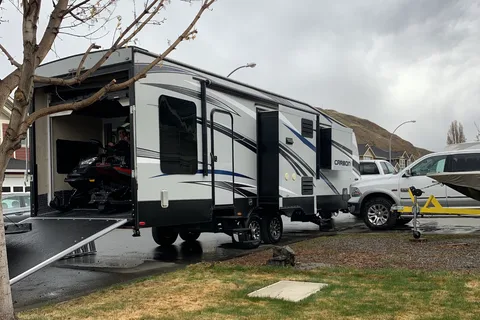 Sicamous Carbon 33 Toy Hauler