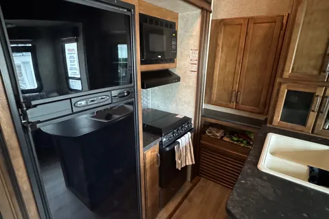 Sicamous Carbon 33 Toy Hauler
