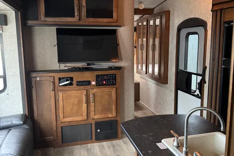 Sicamous Carbon 33 Toy Hauler
