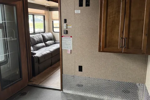 Sicamous Carbon 33 Toy Hauler