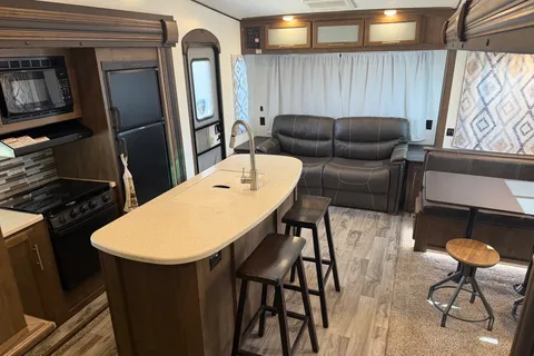 Luxury 2018 Keystone Cougar – Spacious Rear Living RV | Perfect Family Camping
