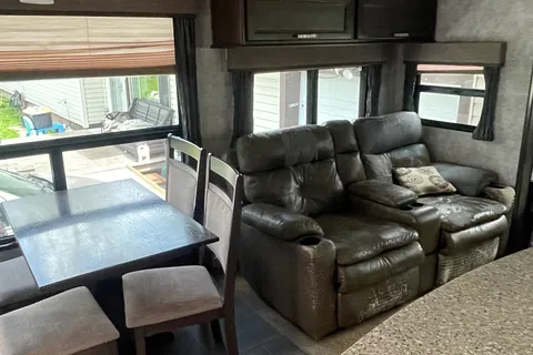 James's Highland Ridge RV 323rls Travel Trailer