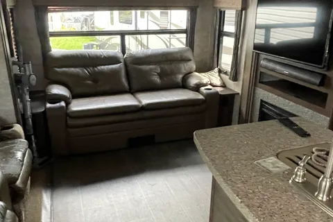 James's Highland Ridge RV 323rls Travel Trailer