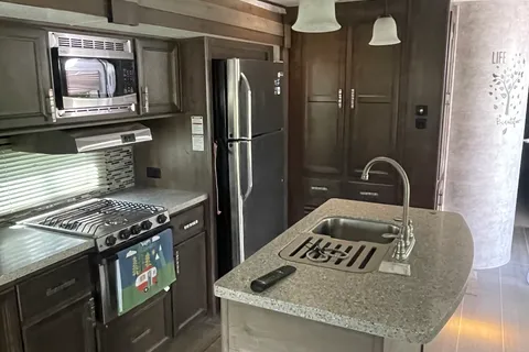James's Highland Ridge RV 323rls Travel Trailer