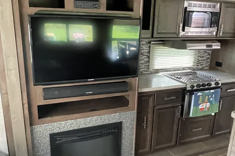 James's Highland Ridge RV 323rls Travel Trailer