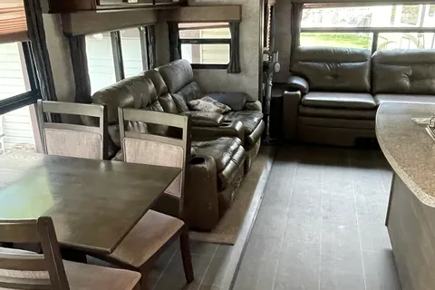 James's Highland Ridge RV 323rls Travel Trailer