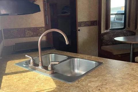 Annie’s Coachmen Chapparel Lite Fifth Wheel
