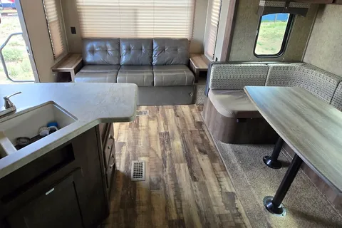 Cozy Little 5th Wheel