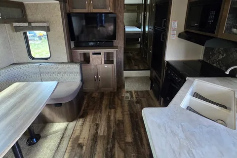 Cozy Little 5th Wheel