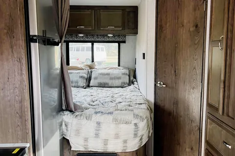  Easy to drive- RV rental