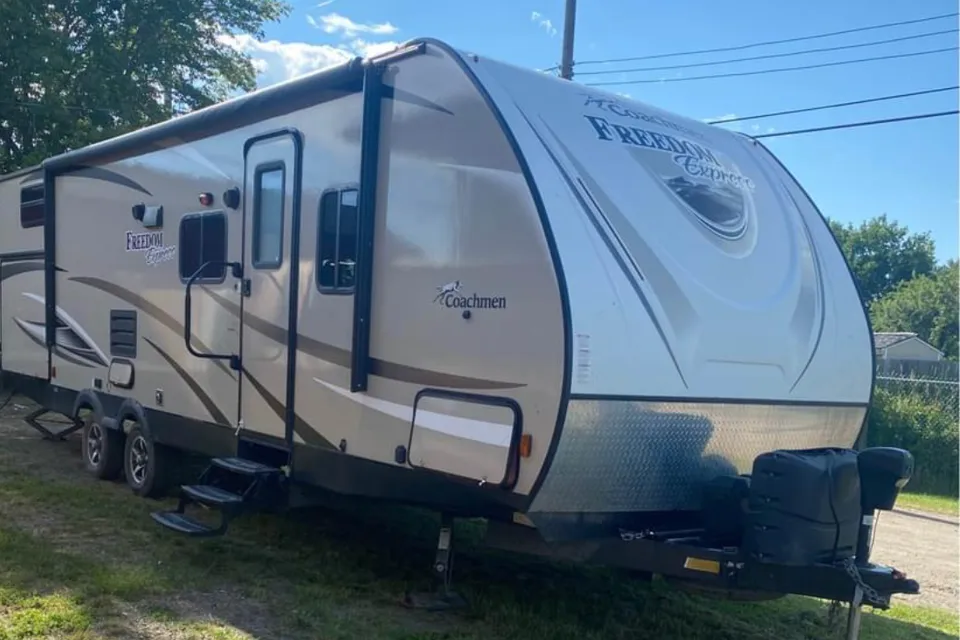 Tylor & Joshs Coachmen 292bhds Travel Trailer