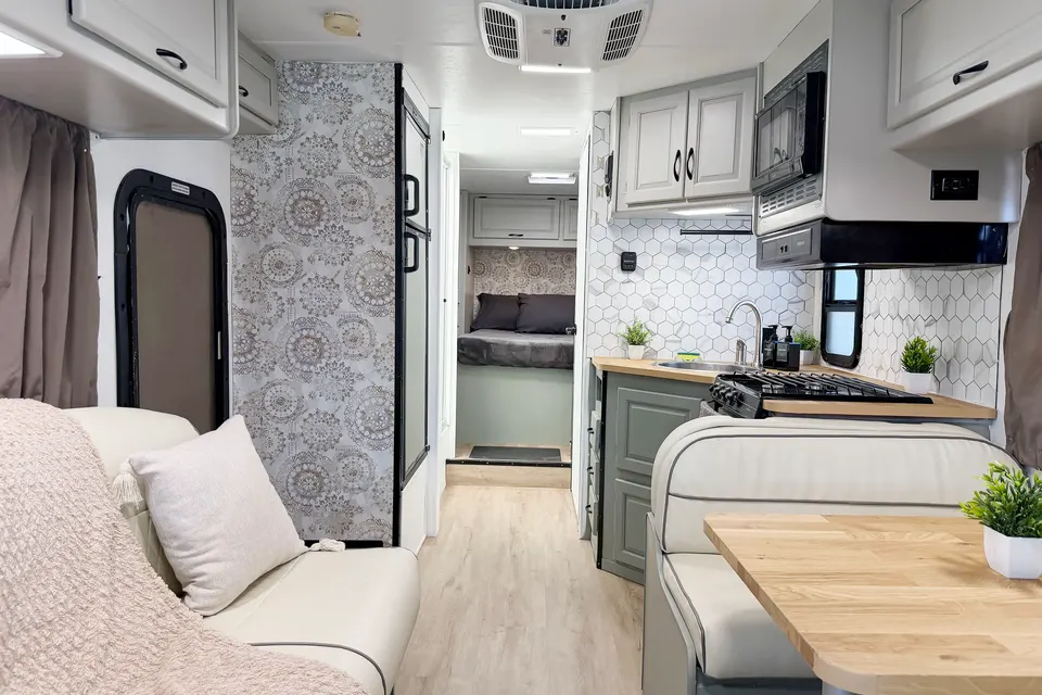 (#3) Fully Stocked RV | Sleeps 7 | Vegas, Camping, Festivals