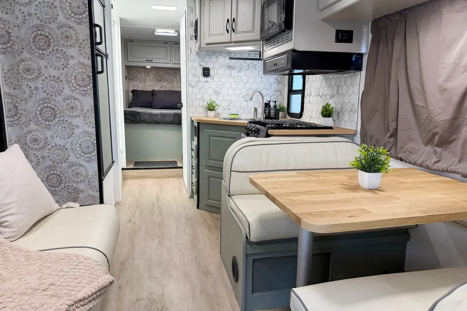 (#3) Fully Stocked RV | Sleeps 7 | Vegas, Camping, Festivals