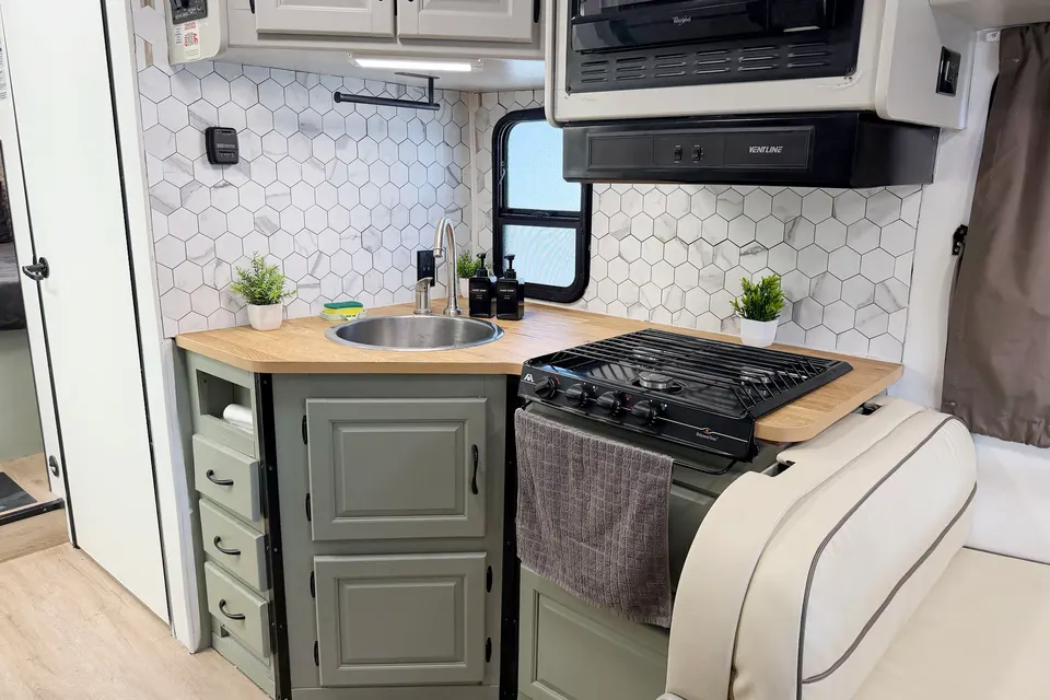 (#3) Fully Stocked RV | Sleeps 7 | Vegas, Camping, Festivals