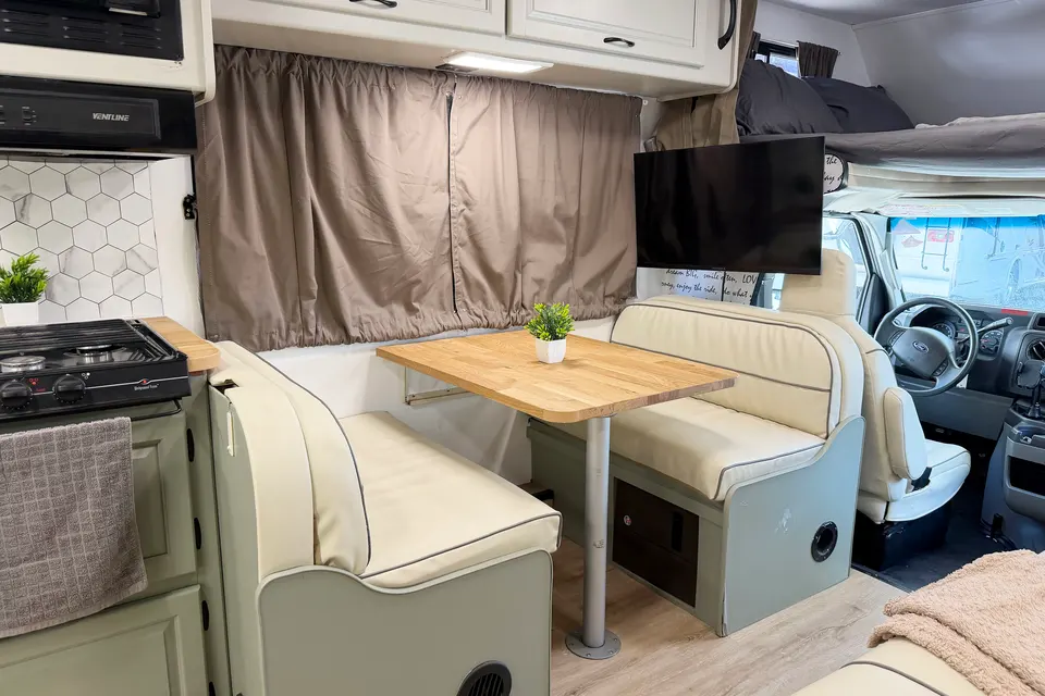 (#3) Fully Stocked RV | Sleeps 7 | Vegas, Camping, Festivals