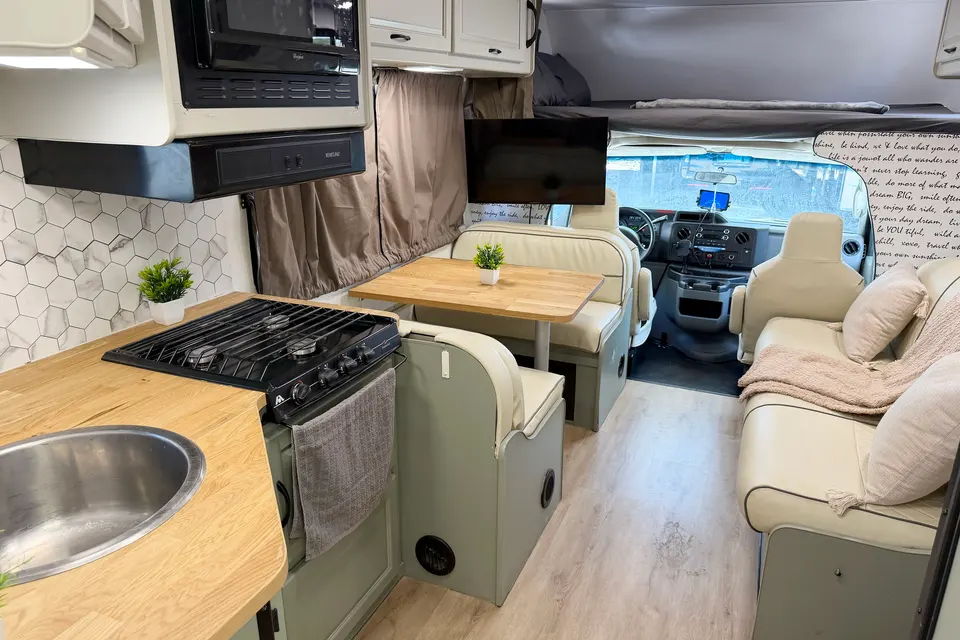 (#3) Fully Stocked RV | Sleeps 7 | Vegas, Camping, Festivals