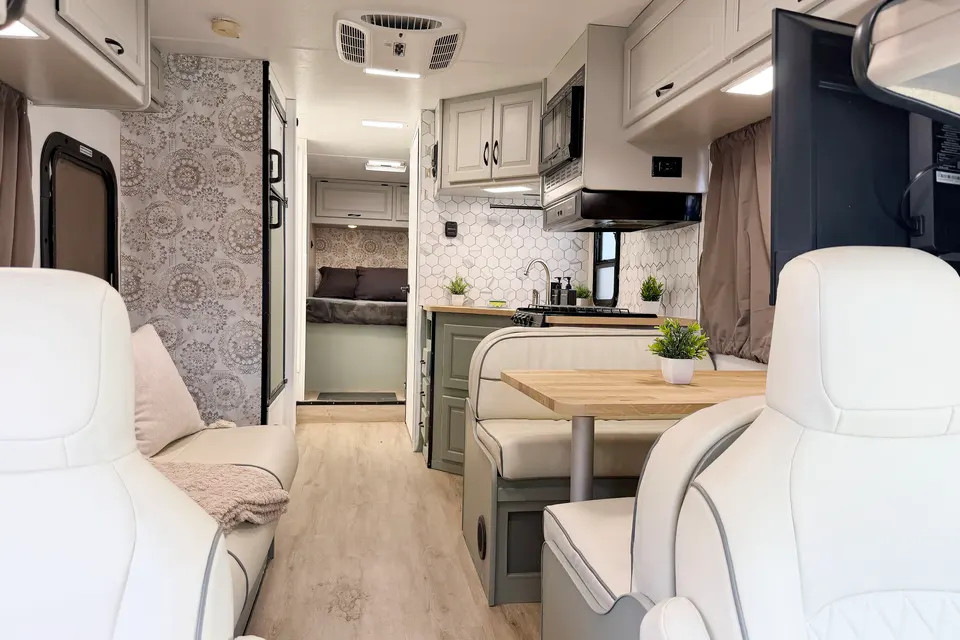 (#3) Fully Stocked RV | Sleeps 7 | Vegas, Camping, Festivals