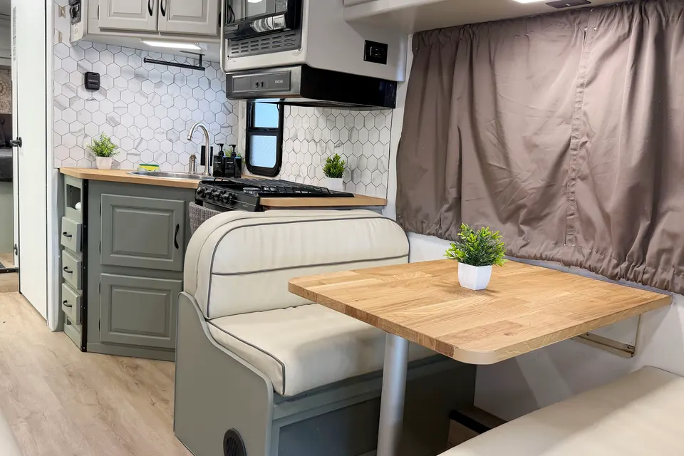 (#3) Fully Stocked RV | Sleeps 7 | Vegas, Camping, Festivals