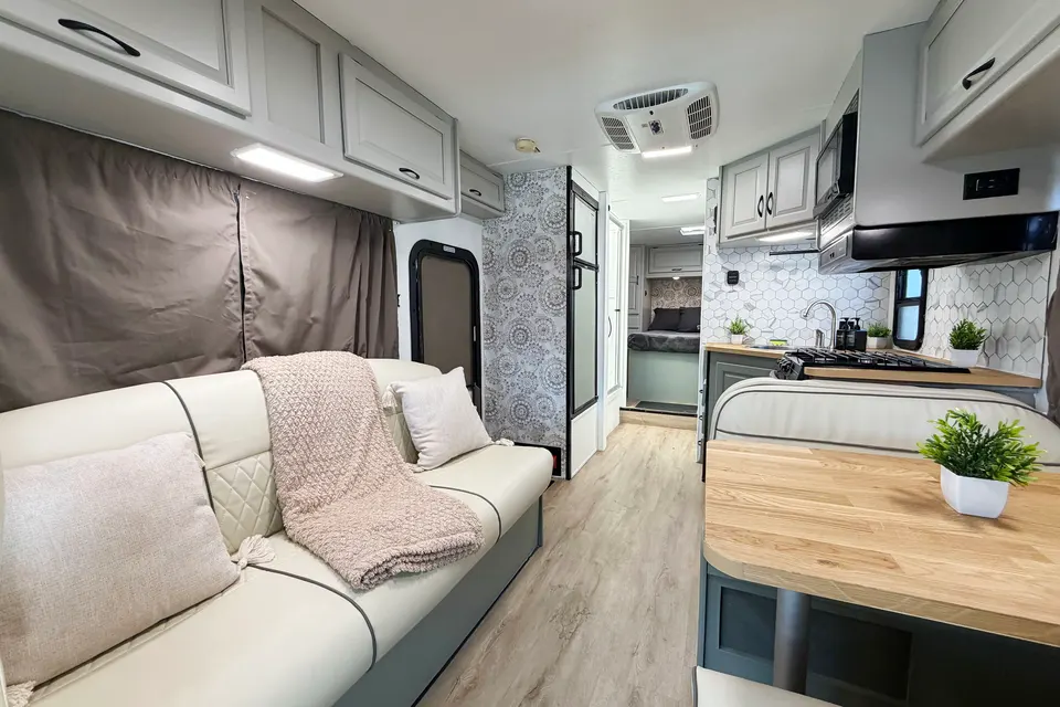 (#3) Fully Stocked RV | Sleeps 7 | Vegas, Camping, Festivals