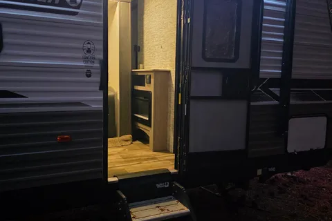 Camping time Coleman Lantern BH263 Travel Trailer
