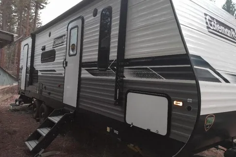 Camping time Coleman Lantern BH263 Travel Trailer