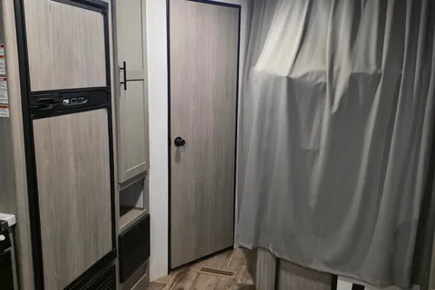 Camping time Coleman Lantern BH263 Travel Trailer