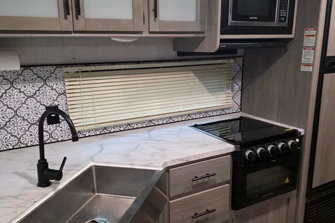 Camping time Coleman Lantern BH263 Travel Trailer