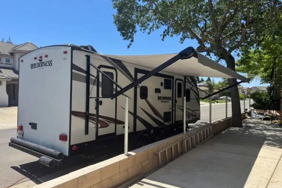 28' Heartland Double Slide Bunk House w/Generator