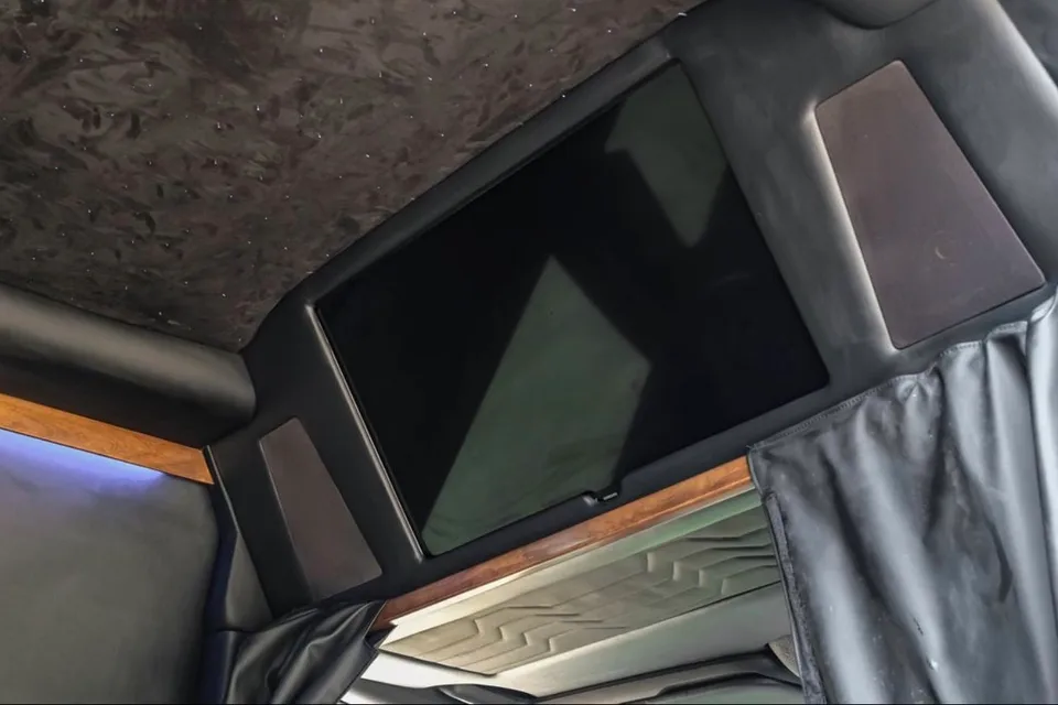 Mercedes-Benz Sprinter 3500 Presidential Luxury Coach - 12 Seater