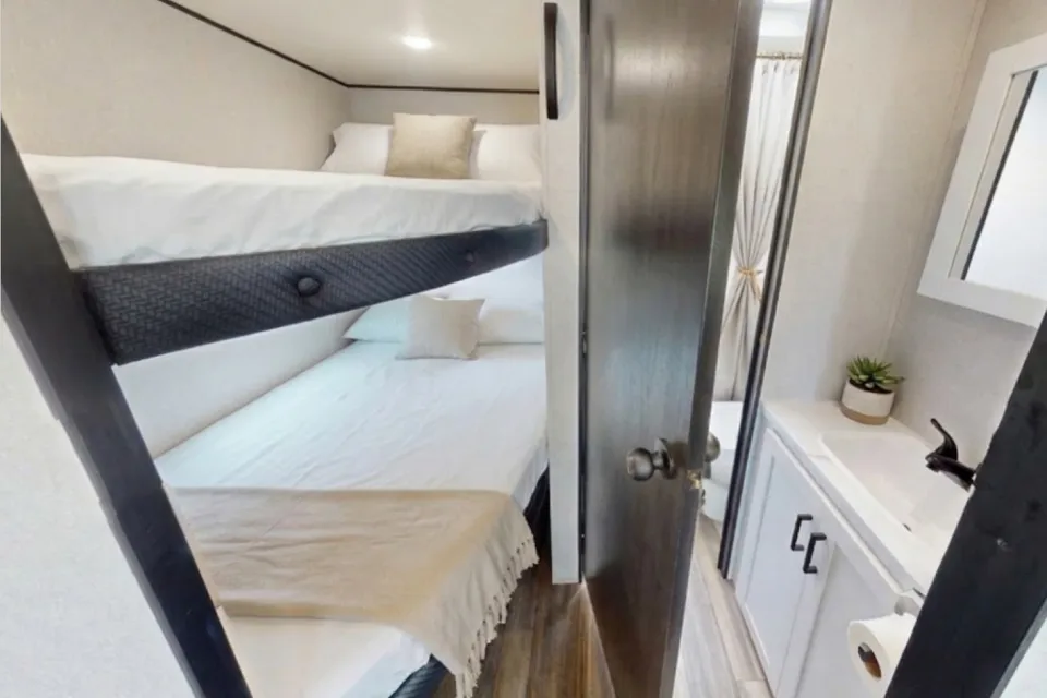 A&T's Starcraft 26BHS Travel Trailer